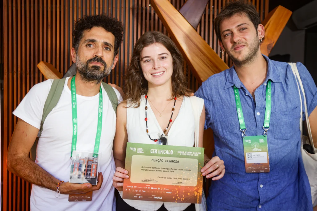 Foto de representantes da equipe com os prêmios
