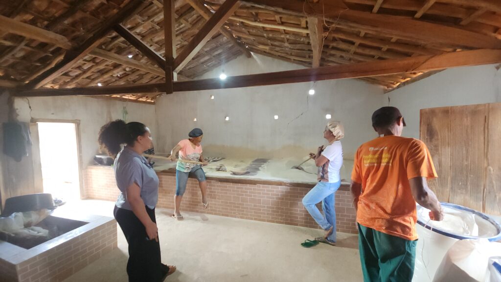 Mulheres na produção dentro da casa de farinha.